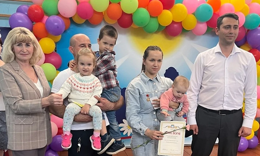 Многодетным родителям Северного района города Орла вручили памятные медали «Многодетная семья»
