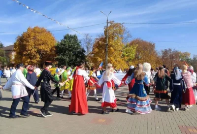 Фото 3. Более 100 молодых ливенцев закружились в межнациональном хороводе