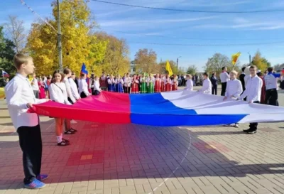 Фото 6. Более 100 молодых ливенцев закружились в межнациональном хороводе
