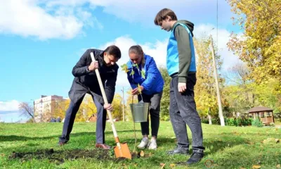 Губернатор высадил молодые деревца в Городском парке культуры и отдыха Ливен