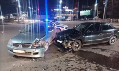 В Орле на перекрёстке столкнулись Mitsubishi и Nissan