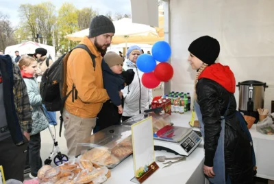 Фото 17. Продолжением первомайских торжеств в Орле стала выставка местной продукции