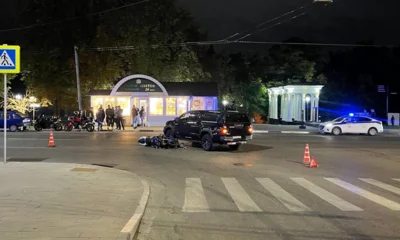 В центре Орла мотоциклист столкнулся с автомобилем Toyota