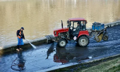 Фото 2. В Орле набережную очищают от следов паводка