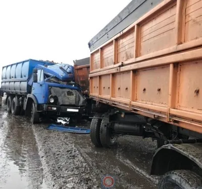 В Малоархангельском районе два КамАЗа не поделили дорогу