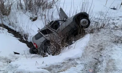 В Болхове Chevrolet Niva врезалась в столб и вылетела в кювет