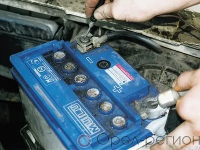 В Орле несовершеннолетний с другом украли автомобильные аккумуляторы