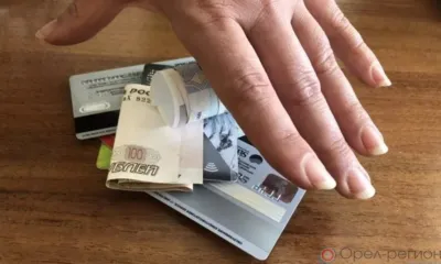 Орловчанка украла у посетителя кафе телефон и банковскую карту