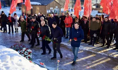 Орловцы возложили цветы к памятнику Владимиру Ленину в вековую годовщину его смерти