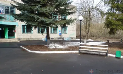 В Кромском районе привели в порядок площадь перед администрацией сельского поселения