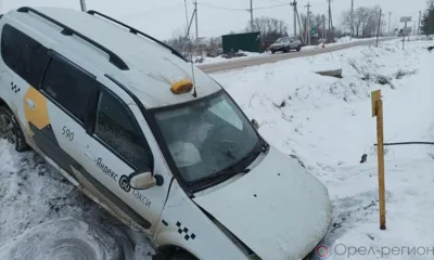 Под Орлом такси после столкновения с «девяткой» вылетело в кювет