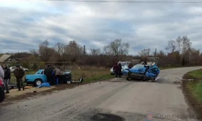 В Орловской области госпитализировали двух водителей столкнувшихся автомобилей