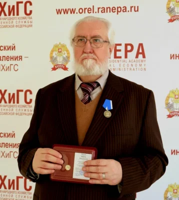 Фото 1. Профессор Виктор Ливцов награждён памятной медалью «За самоотверженность и патриотизм»