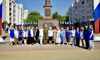Фото 3. Орловцы возложили цветы к стеле «Город воинской славы»