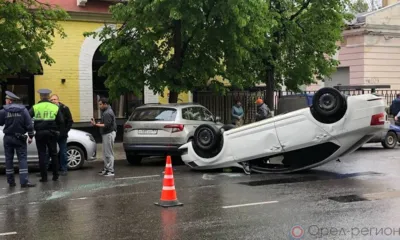 В Орле возле здания УМВД перевернулась Skoda. Фоторепортаж