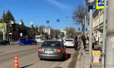 В Орле автомобиль сбил двух 17-летних девушек на зебре