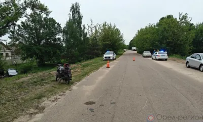 Под Орлом в ДТП пострадали два подростка на мопеде