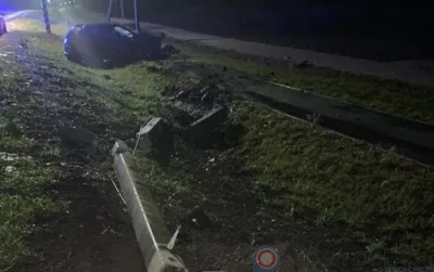 Под Орлом водитель чудом остался жив после столкновения автомобиля со столбом