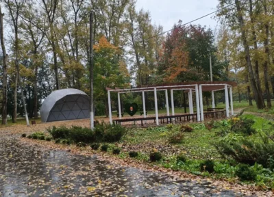Фото 1. Сцена в парке культуры и отдыха поселка Верховье готова к работе