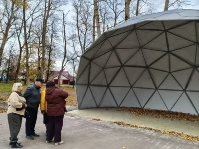 Фото 2. Сцена в парке культуры и отдыха поселка Верховье готова к работе