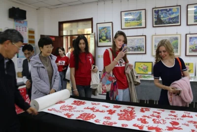 Фото 6. Китайский город Хэцзэ встретил орловских педагогов и школьников