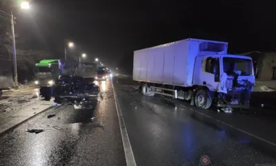 На орловской трассе легковушка протаранила грузовик