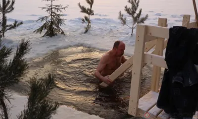 Леонид Музалевский нырнул в прорубь на Крещение