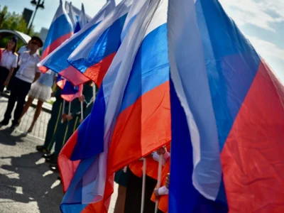 Фото 1. В сквере Орловских литераторов торжественно подняли Государственный флаг РФ