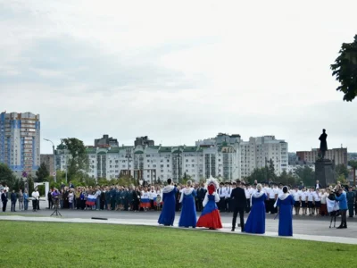 Фото 2. В сквере Орловских литераторов торжественно подняли Государственный флаг РФ