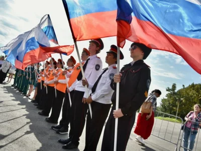 Фото 4. В сквере Орловских литераторов торжественно подняли Государственный флаг РФ