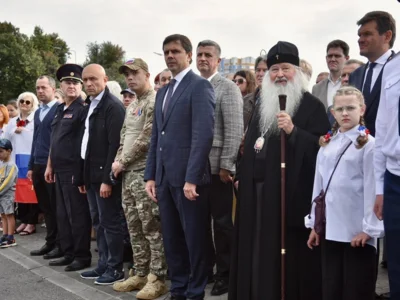 Фото 5. В сквере Орловских литераторов торжественно подняли Государственный флаг РФ