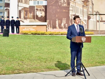 Фото 6. В сквере Орловских литераторов торжественно подняли Государственный флаг РФ