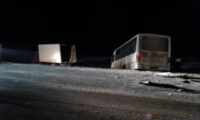В Орловской области автобус протаранил грузовик и вылетел с трассы