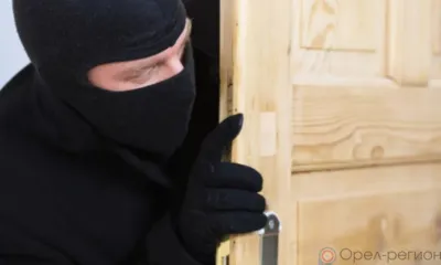 Рецидивист украл из кухни орловского общежития микроволновку и посуду