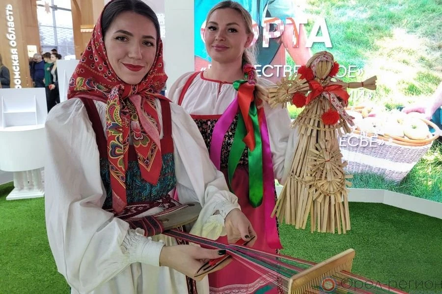 Орловская мастерица учит гостей выставки «Россия» ткачеству