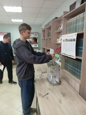 Фото 1. Мценские студенты выбрали любимую военную песню