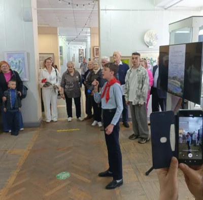 Фото 1. В Орле открылась выставка одиннадцатиклассника Ильи Маслова