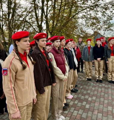 Фото 1. Змиевские школьники почтили память погибшего на СВО молодого земляка