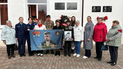 Фото 2. Змиевские школьники почтили память погибшего на СВО молодого земляка