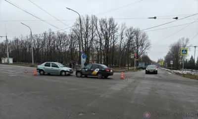 В Орле решившая проскочить перекрёсток на красный свет Lada попала в аварию