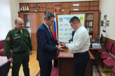 Фото 1. Участнику СВО из Ливен вручили орден Мужества