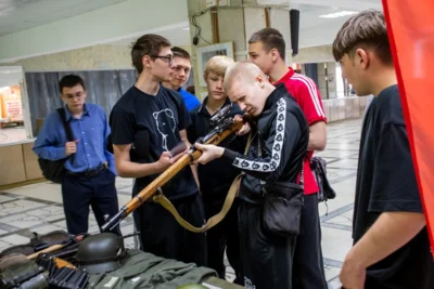 Фото 6. Молодые орловцы приняли участие в акции «В армии служить почётно»