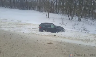 На орловской трассе водитель на BMW не справился с управлением и съехал в кювет