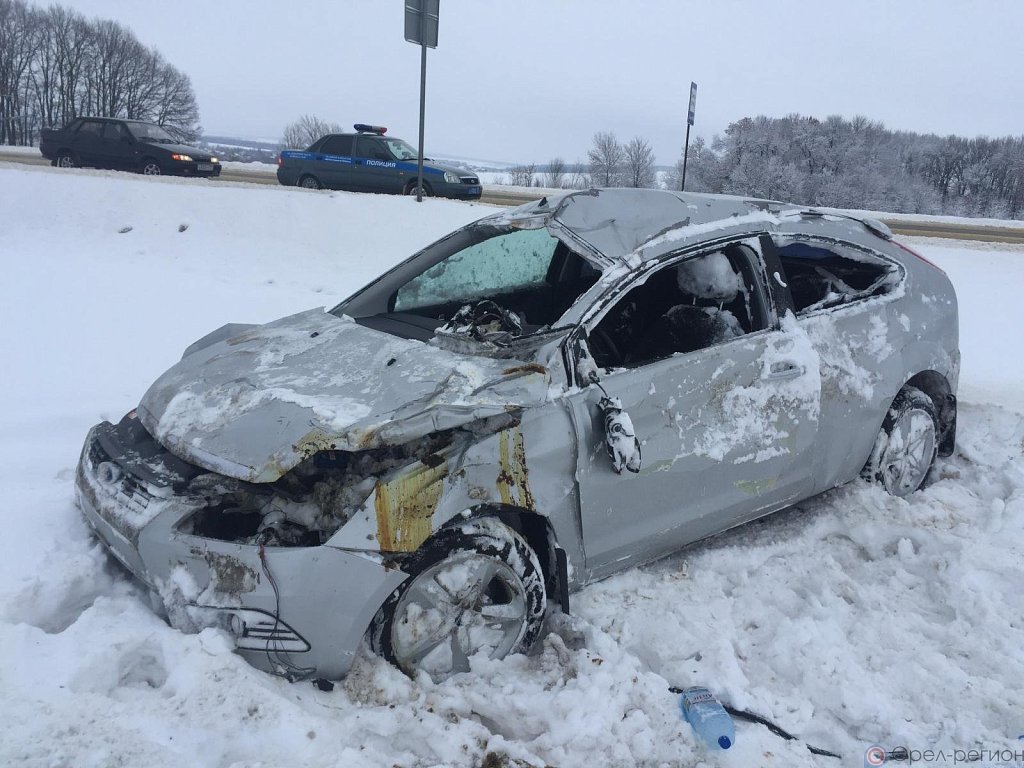 В Орловской области Ford Focus улетел в кювет и перевернулся