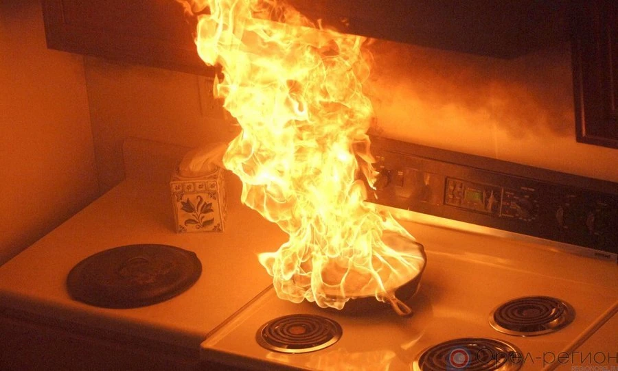 В Урицком районе забытая на плите сковородка привела к эвакуации 10 человек