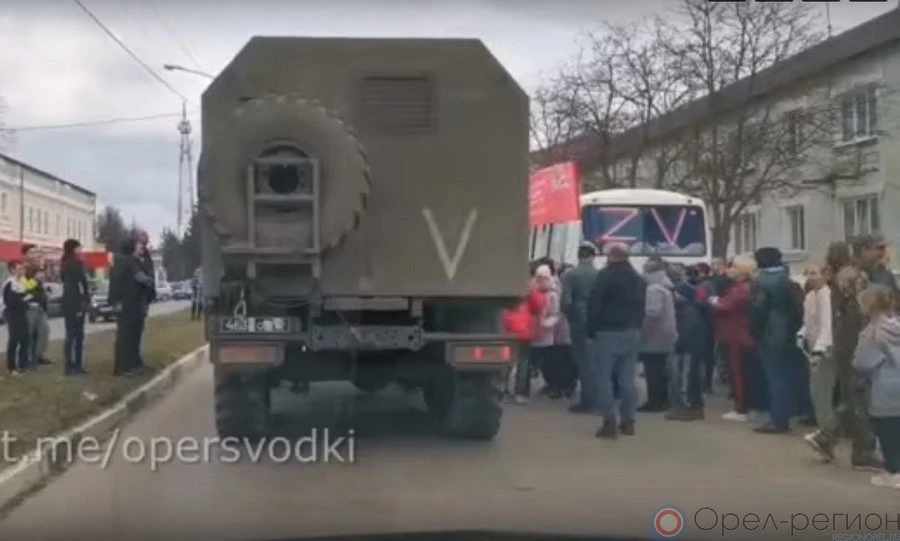В соцсетях собрал миллионы просмотров ролик, в котором жители Дмитровска встречают колонну военнослужащих РФ