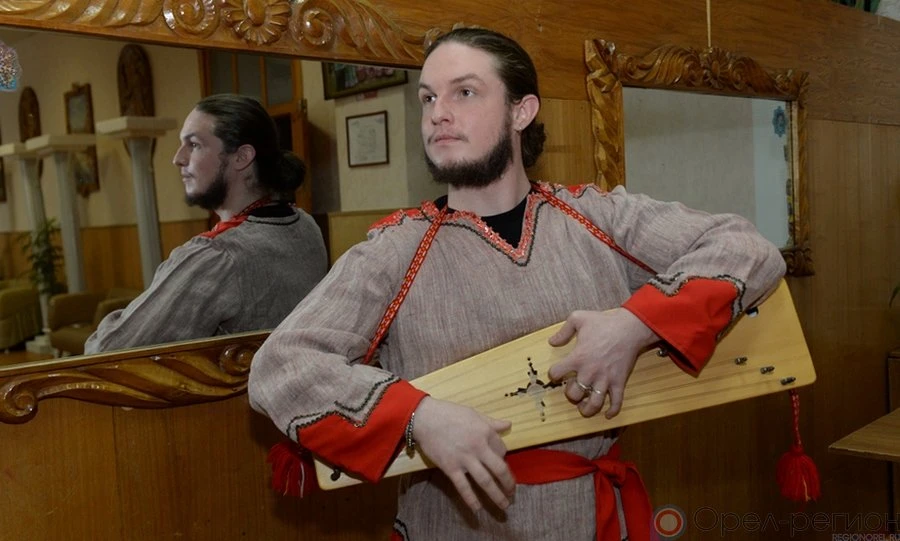 Роман-гусляр и его «брынчаги»