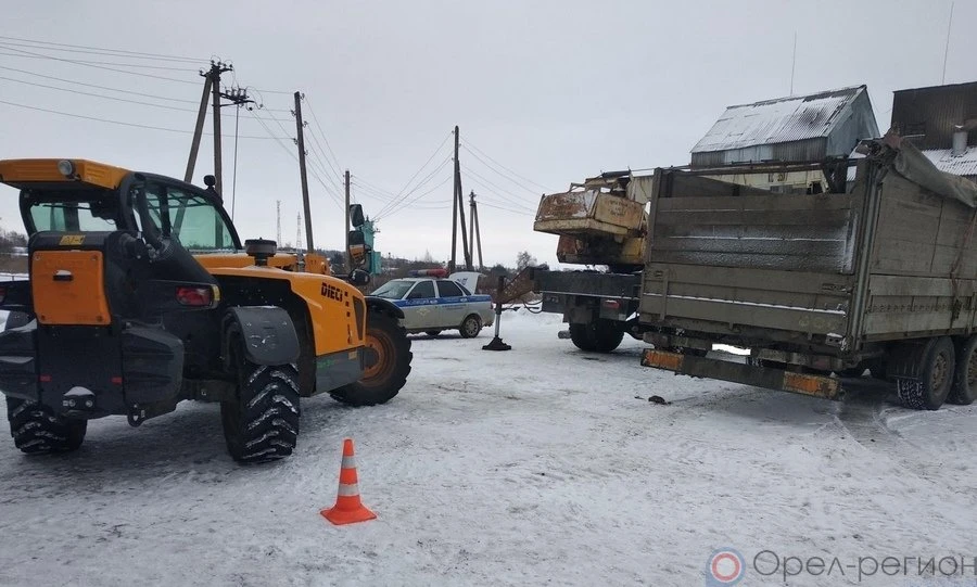 В Корсаково 61-летняя пенсионерка попала под колёса погрузчика
